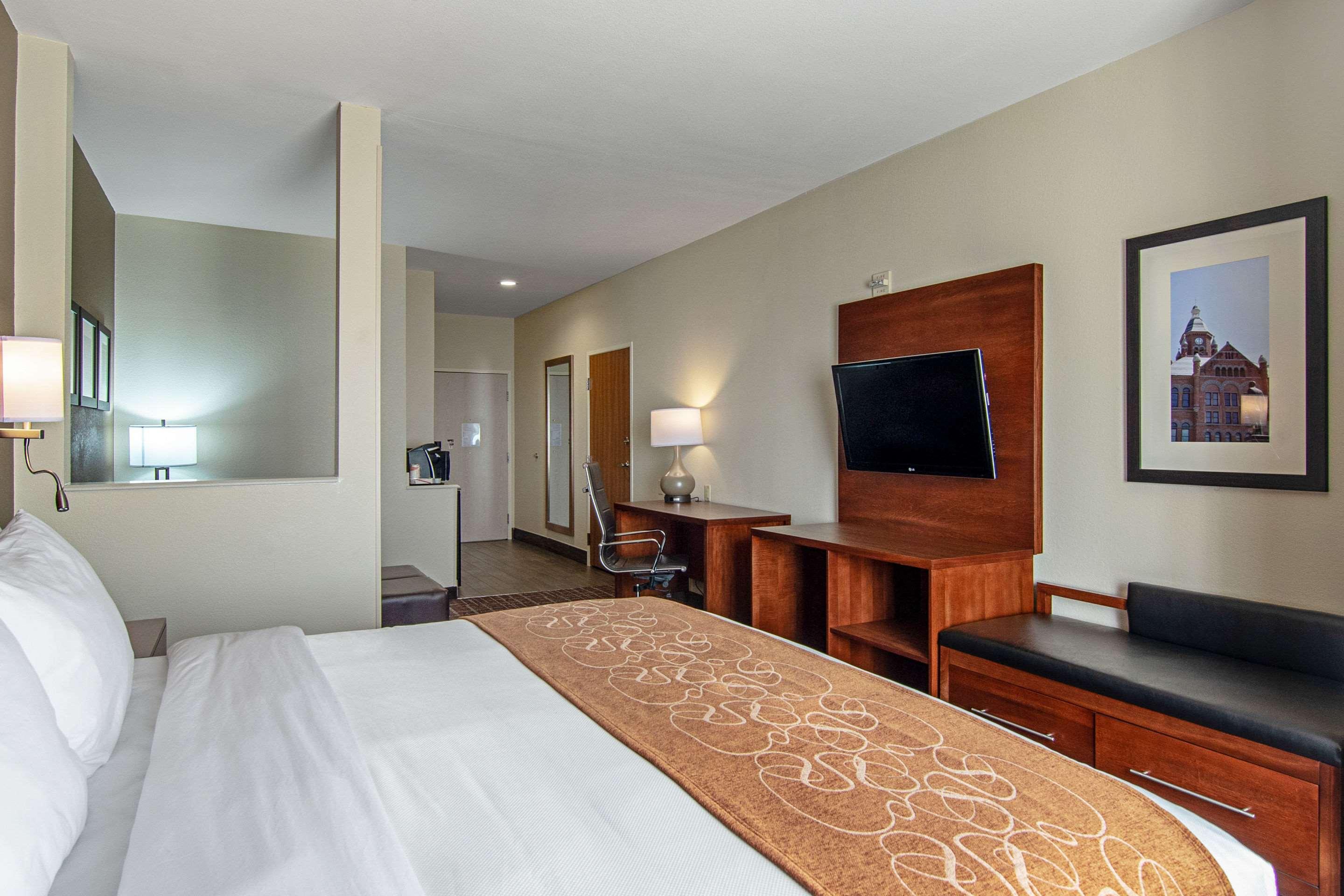 Comfort Suites Nw Dallas Near Love Field Bagian luar foto