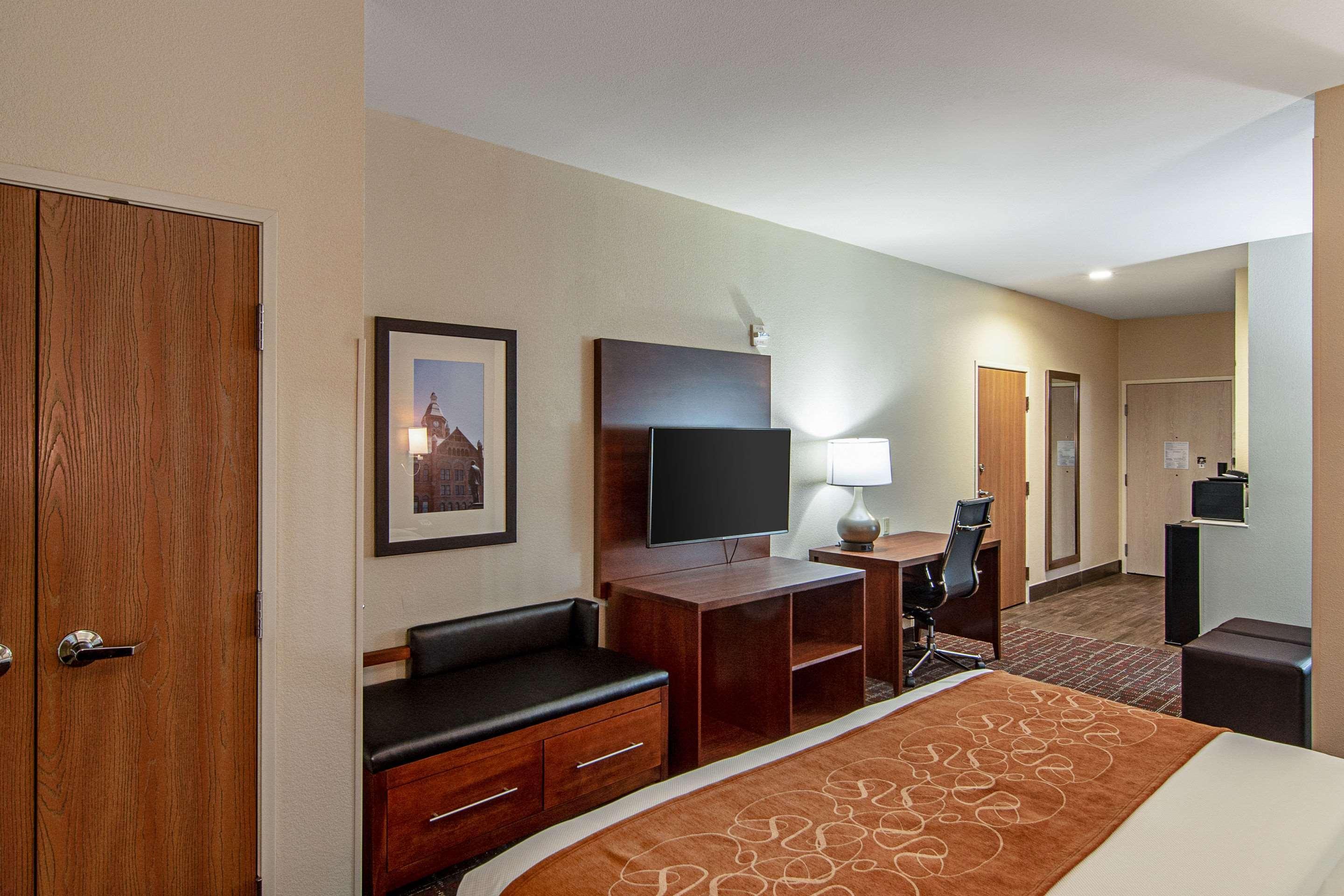 Comfort Suites Nw Dallas Near Love Field Bagian luar foto